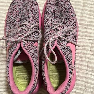 Nike Pink and Gray Patterned running shoes